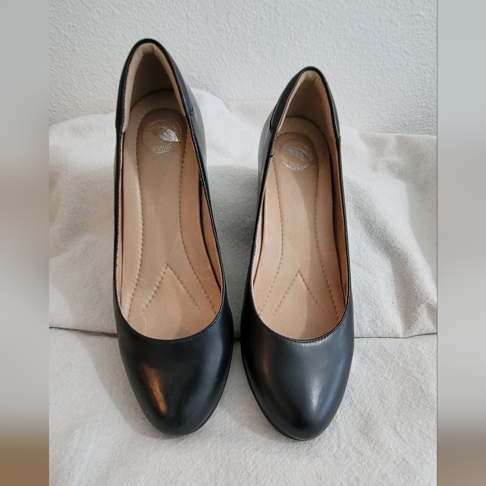 Nuture black leather wedge heels pumps size 9M EUC!!!